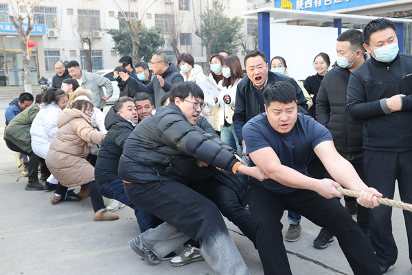 燃動冬日 “繩”采飛揚——公司舉行“迎元旦 強體魄 聚力量 開新局”拔河比賽！