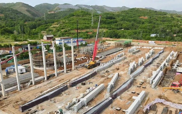 奮戰二季度｜電解廠房主體結構框架柱開始吊裝！
